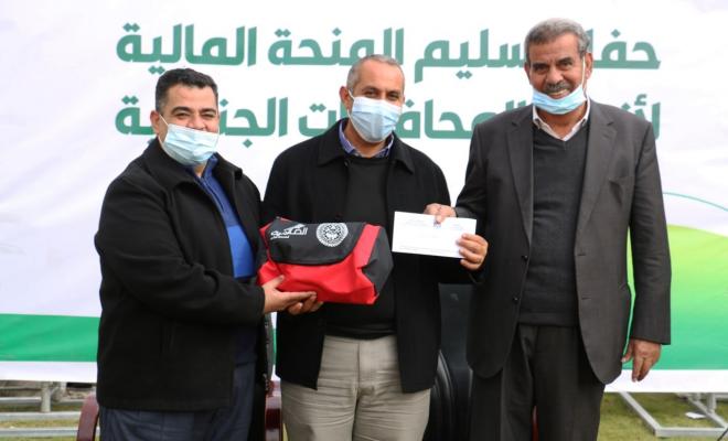 بالصور: غزة: تسليم منحة مالية بـ 50 ألف دولار لأندية الدرجة الثانية